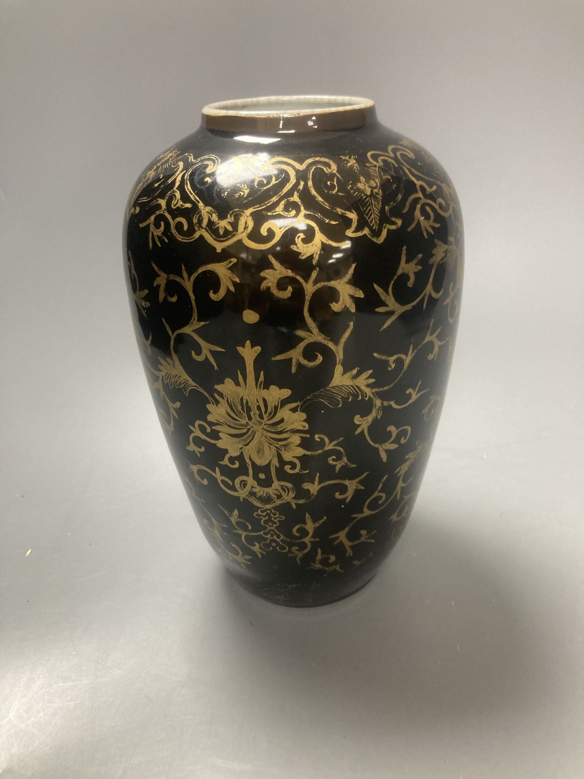 Two Chinese vases, Qing period, tallest 22cm